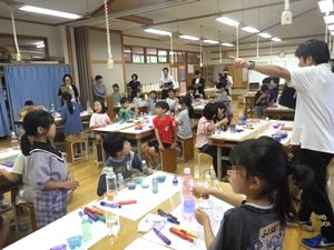 2学年図画工作授業「色水造形遊び」を公開しました！