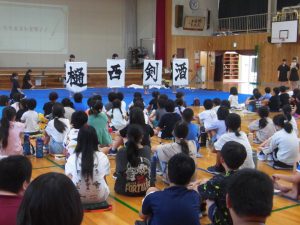 伊那西高校書道部のみなさんによる