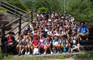 １，２年生川遊びに行く