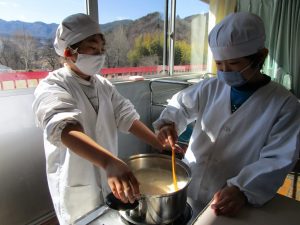 ２度目の豆腐作りに挑戦（２年生）