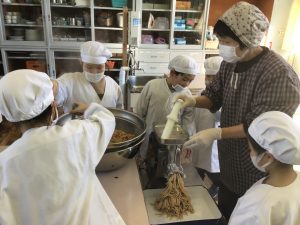 味噌造りに挑戦（１年生）
