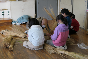 伝統文化の継承「しめ縄づくり」～地域の方の力を授業に～